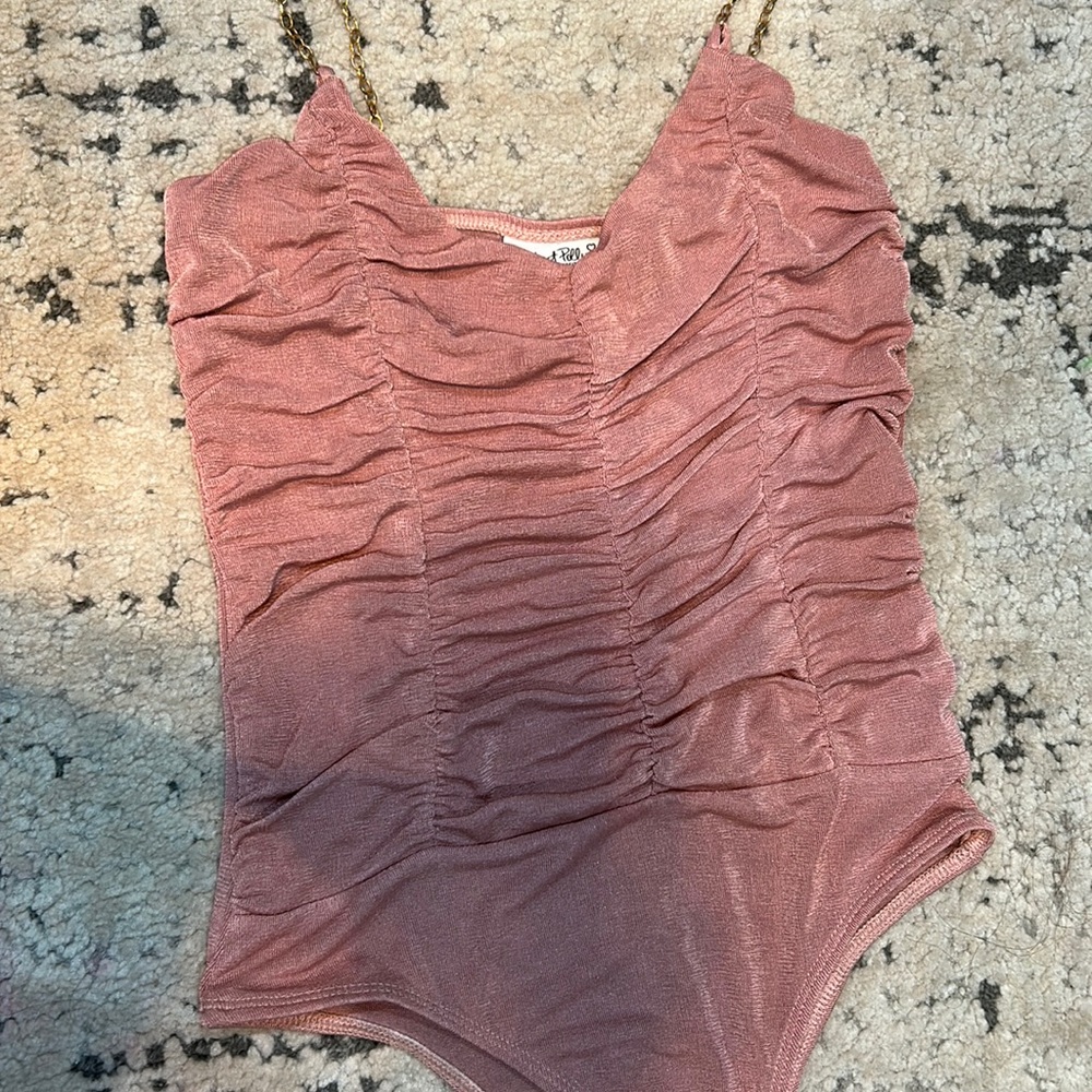 Bodysuit pink with gold chain straps